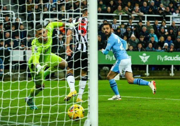 丁丁压轴出场导演逆转，石油德比奉献英超招牌对决