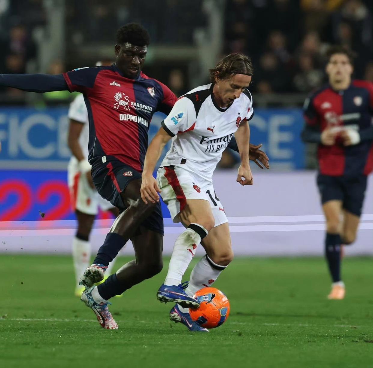 开云-爱游戏-老当益壮！米兰25场伤退23人次，40岁魔笛出勤率前3不在其中