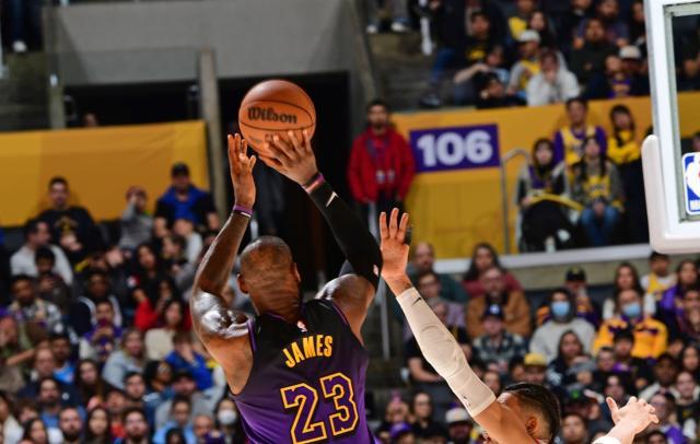 詹皇40岁首胜！一战创5大纪录，队友：最强40岁球员